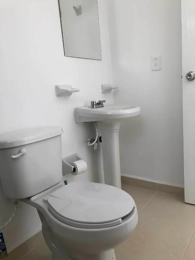 Casa limpia bonita dos plantas para 5 habitantes en Cancún Habitación en casa particular